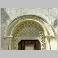 Photo Pierre Poschadel, Wikipedia, archivolte et tympan du portail principal au sud de la nef.jpg